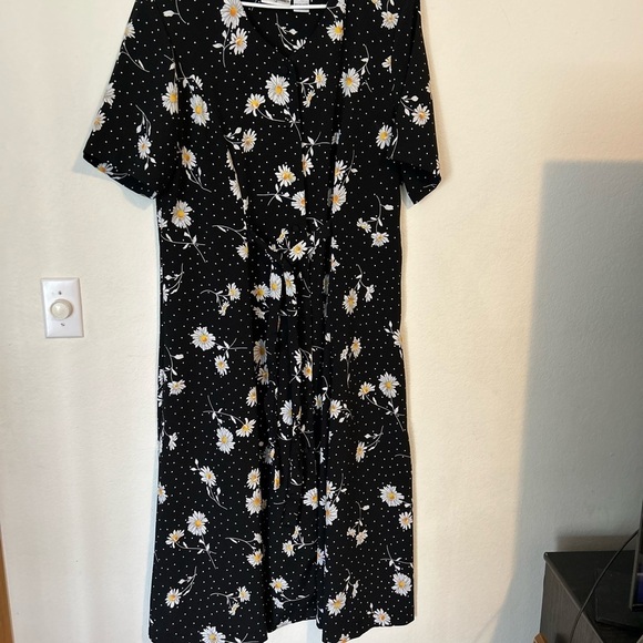 Women's Size 18
Daisy and polka dotPrint Button down dress - Picture 3 of 8
